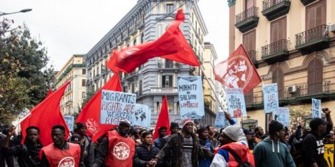 fenomeno Sardine a Napoli, per la prima volta in Italia, hanno manifestato invece le Sardine Nere.