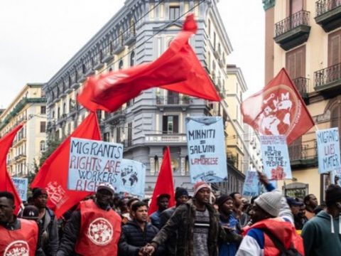 fenomeno Sardine a Napoli, per la prima volta in Italia, hanno manifestato invece le Sardine Nere.