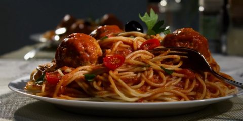 A cena mangiare pasta e carboidrati in generale non è proprio negativo