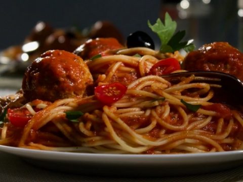 A cena mangiare pasta e carboidrati in generale non è proprio negativo