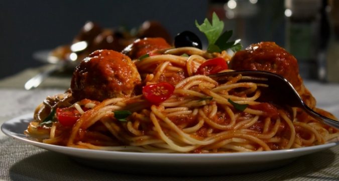 A cena mangiare pasta e carboidrati in generale non è proprio negativo