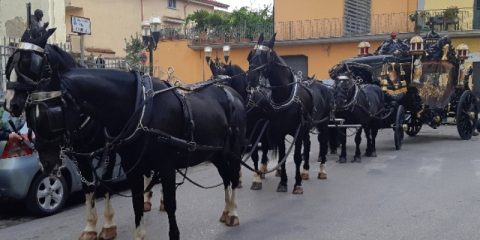 Carrozza con tiro a sei cavalli bardati a lutto, funerali d’altri tempi