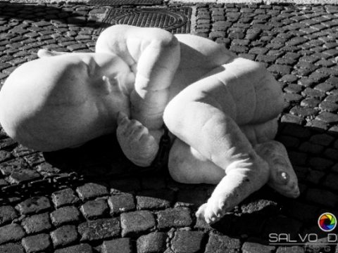 La scultura di Jago, il bambino di marmo in piazza del Plebiscito a Napoli