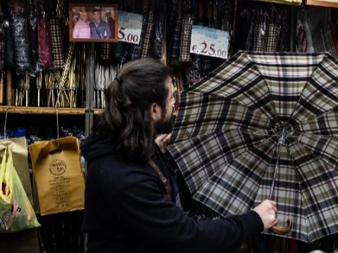 Mario Talarico, l’ombrellaio di Napoli famoso in tutto il mondo