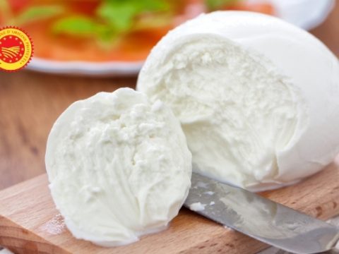 Mozzarella di bufala campana dop, tra cultura e cibo