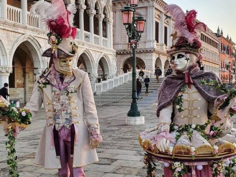 La febbre del carnevale veneziano l’ appuntamento  più atteso dell’anno, si riaprono le porte della città lagunare.