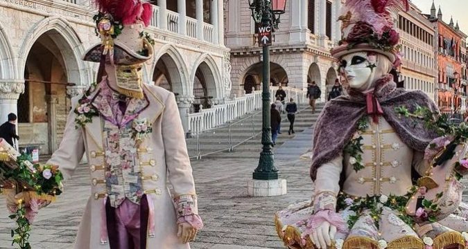 La febbre del carnevale veneziano l’ appuntamento  più atteso dell’anno, si riaprono le porte della città lagunare.
