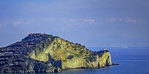 Il faro di Miseno che illumina il golfo di Pozzuoli e il canale di Procida.