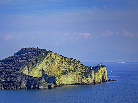 Il faro di Miseno che illumina il golfo di Pozzuoli e il canale di Procida.