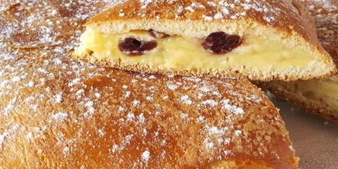 Leggende e origini dell’antica ricetta del dolce aversano, torta farcita con crema e amarene, nonchè classica briosche per colazione.