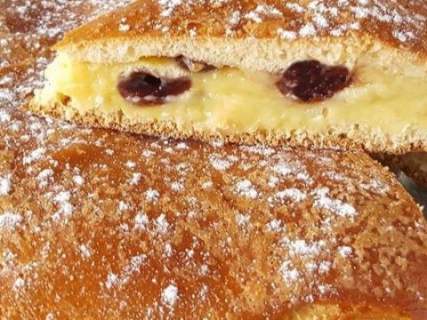 Leggende e origini dell’antica ricetta del dolce aversano, torta farcita con crema e amarene, nonchè classica briosche per colazione.