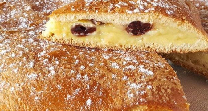 Leggende e origini dell’antica ricetta del dolce aversano, torta farcita con crema e amarene, nonchè classica briosche per colazione.