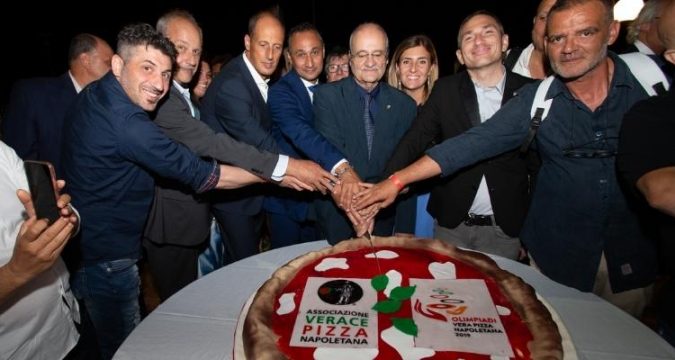 Flavio Briatore invitato a Napoli alle Olimpiadi della Pizza