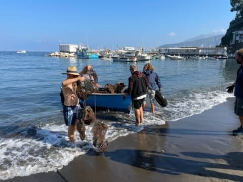 Ambiente. Sorrento, operazione di bonifica dei fondali. Recuperate due tonnellate di rifiuti