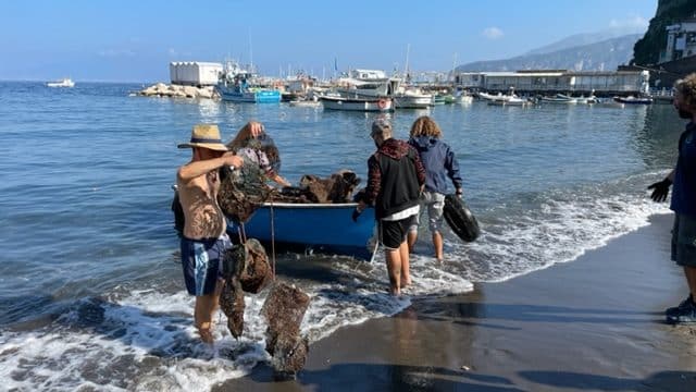 Ambiente. Sorrento, operazione di bonifica dei fondali. Recuperate due tonnellate di rifiuti