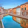 Il centro storico attraversato da canali e tanti ponti, viene definito la “piccola” Venezia.