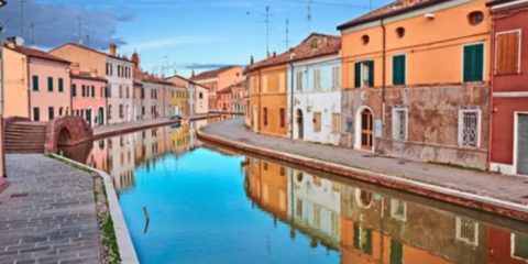 Il centro storico attraversato da canali e tanti ponti, viene definito la “piccola” Venezia.