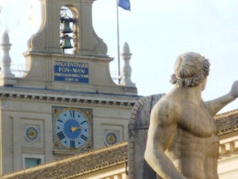 Roma, la città senza tempo e i suoi particolari orologi. impossibile non notare la particolarità di alcuni orologi