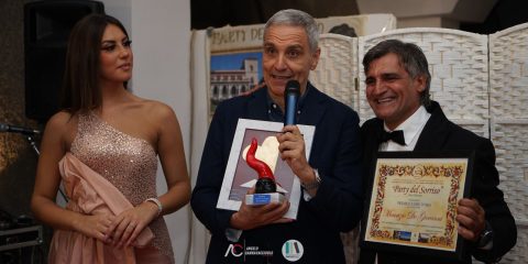 Il “ Party del Sorriso “ è ritornato nelle sale di Villa Domi a Napoli domenica 2 ottobre ed ha assegnato il Premio  Cuore D’oro allo scrittore e autore Maurizio De Giovanni. L’evento più emozionante dell’anno, una serata di solidarietà dedicata alle persone meno fortunate, giunto alla VII edizione.