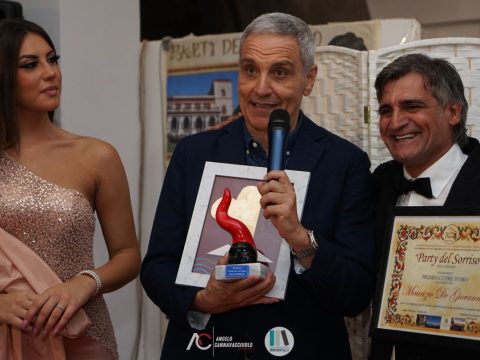 Il “ Party del Sorriso “ è ritornato nelle sale di Villa Domi a Napoli domenica 2 ottobre ed ha assegnato il Premio  Cuore D’oro allo scrittore e autore Maurizio De Giovanni. L’evento più emozionante dell’anno, una serata di solidarietà dedicata alle persone meno fortunate, giunto alla VII edizione.