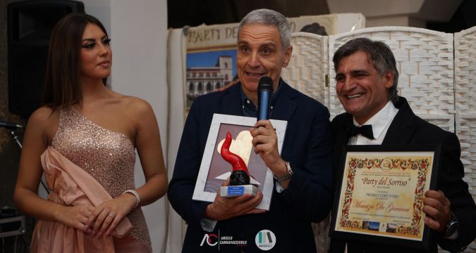 Il “ Party del Sorriso “ è ritornato nelle sale di Villa Domi a Napoli domenica 2 ottobre ed ha assegnato il Premio  Cuore D’oro allo scrittore e autore Maurizio De Giovanni. L’evento più emozionante dell’anno, una serata di solidarietà dedicata alle persone meno fortunate, giunto alla VII edizione.