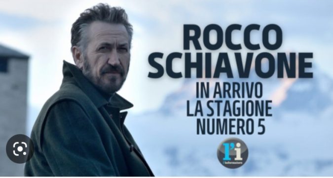 Vicequestore ad Aosta, dove è stato trasferito per motivi disciplinari, Rocco Schiavone è un uomo con un senso etico tutto personale, che raramente coincide con quello che un poliziotto dovrebbe avere.