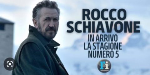 Vicequestore ad Aosta, dove è stato trasferito per motivi disciplinari, Rocco Schiavone è un uomo con un senso etico tutto personale, che raramente coincide con quello che un poliziotto dovrebbe avere.