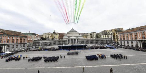 Oggi, mercoledì 5 aprile, ha avuto luogo in Piazza del Plebiscito di Napoli la Cerimonia di Giuramento e Battesimo degli allievi del corso Drago VI, ovvero della 1^ classe dei Corsi Regolari dell'Accademia Aeronautica.