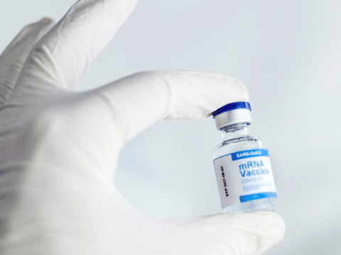 Vaccinarsi in dolce attesa si può e lo dimostra uno studio condotto da otto organizzazioni sanitarie statunitensi su un campione di 10.064 gestanti tra il 15 dicembre 2020 e il 22 luglio 2021. Ognuna ha ricevuto una dose di vaccino a mRNA...