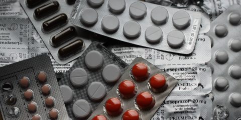 L’antibiotico-resistenza nasce dall'uso eccessivo di antibiotici, che ha portato a una riduzione dell'efficacia di questi farmaci, poiché i batteri si sono adattati diventando resistenti. L'Italia, purtroppo, è in cima alla classifica europea. L'ultimo rapporto del 2021 dell'Osservatorio Nazionale sull'Impiego dei Medicinali (OsMed) dell'Aifa conferma l'uso eccessivo di antibiotici di seconda scelta, che dovrebbero essere impiegati solo in casi specifici...