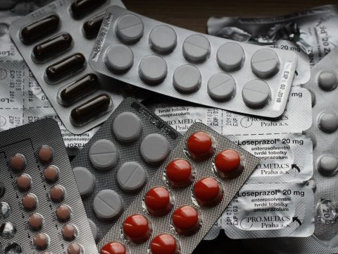 L’antibiotico-resistenza nasce dall'uso eccessivo di antibiotici, che ha portato a una riduzione dell'efficacia di questi farmaci, poiché i batteri si sono adattati diventando resistenti. L'Italia, purtroppo, è in cima alla classifica europea. L'ultimo rapporto del 2021 dell'Osservatorio Nazionale sull'Impiego dei Medicinali (OsMed) dell'Aifa conferma l'uso eccessivo di antibiotici di seconda scelta, che dovrebbero essere impiegati solo in casi specifici...