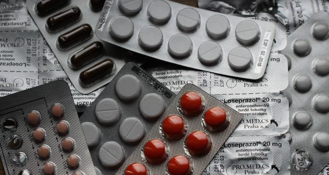 L’antibiotico-resistenza nasce dall'uso eccessivo di antibiotici, che ha portato a una riduzione dell'efficacia di questi farmaci, poiché i batteri si sono adattati diventando resistenti. L'Italia, purtroppo, è in cima alla classifica europea. L'ultimo rapporto del 2021 dell'Osservatorio Nazionale sull'Impiego dei Medicinali (OsMed) dell'Aifa conferma l'uso eccessivo di antibiotici di seconda scelta, che dovrebbero essere impiegati solo in casi specifici...