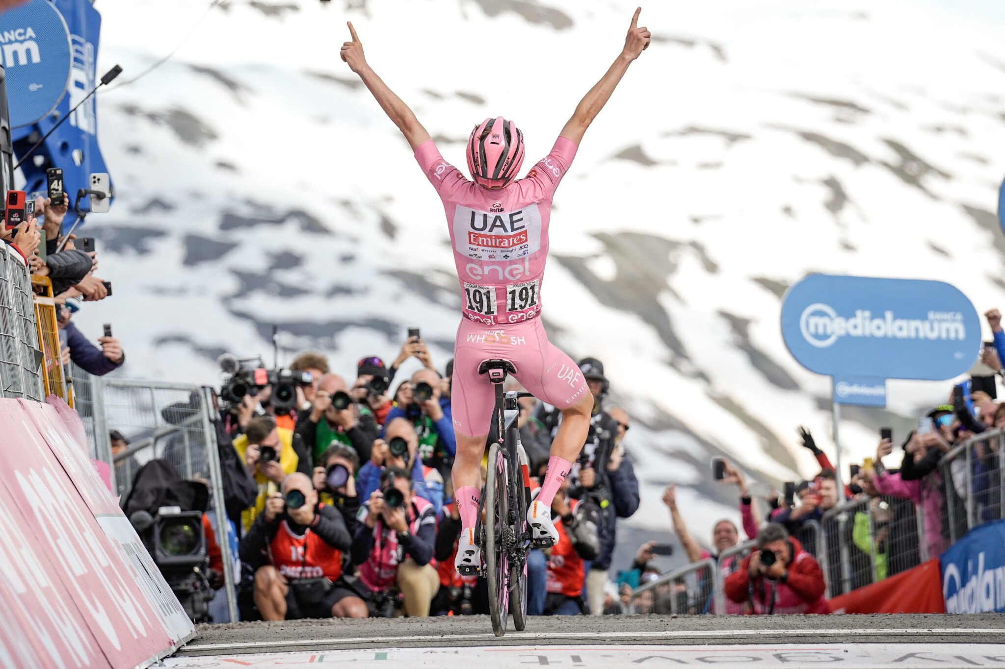 La Maglia Rosa Tadej Pogacar (UAE Team Emirates) ha vinto la quindicesima tappa del Giro d'Italia 107