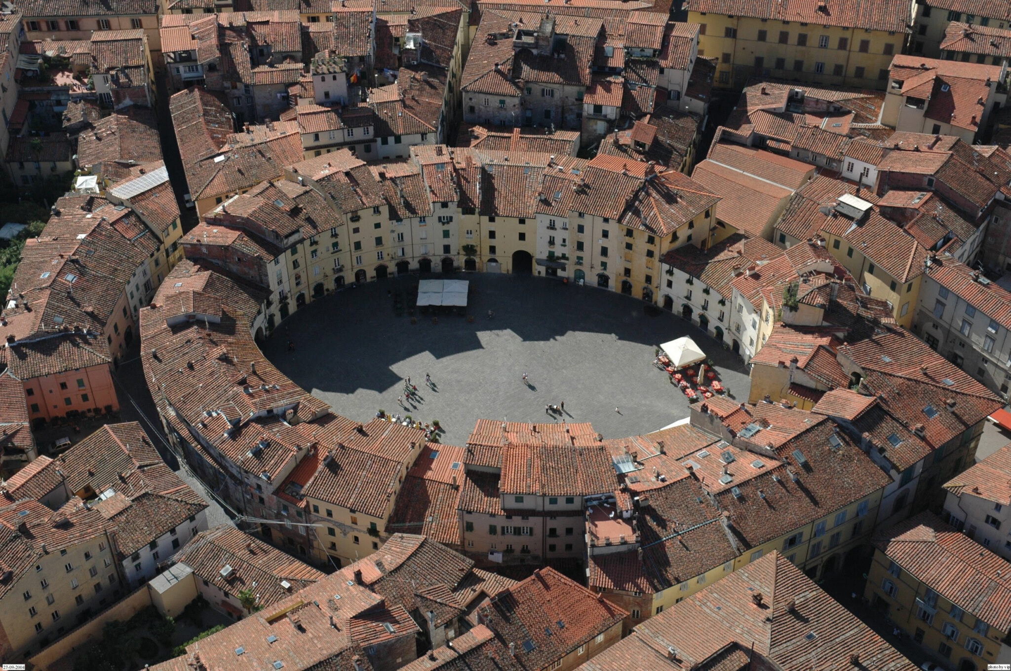 Piazza Anfiteatro a Lucca