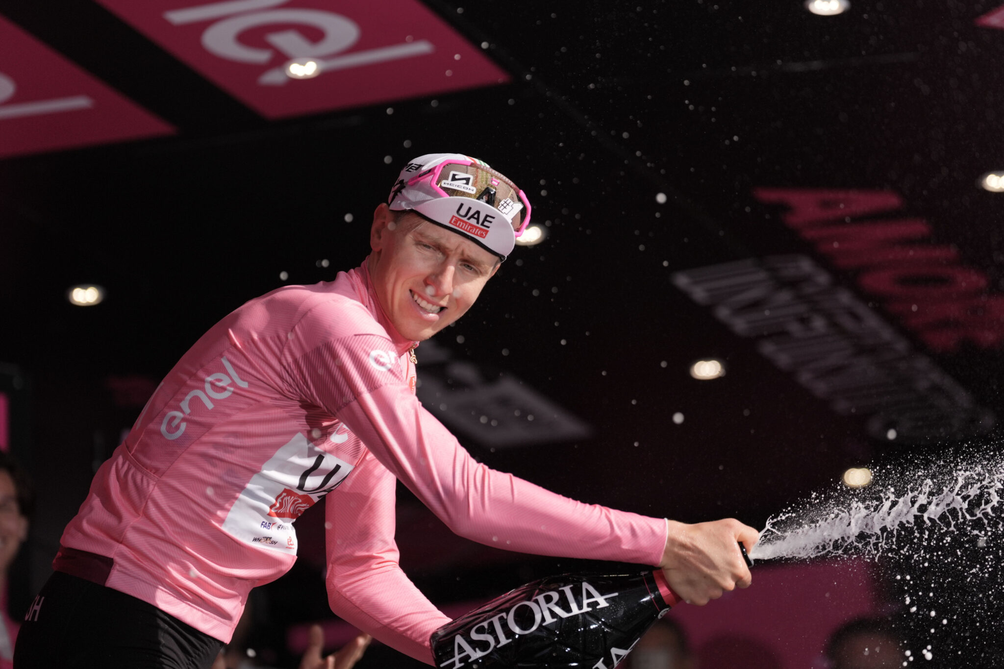 Tadej Pogacar (UAE Team Emirates) rimane in Maglia Rosa