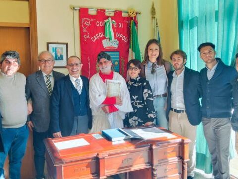 Angelo Iannelli premiato a Casola di Napoli: encomio per il suo Pulcinella sociale