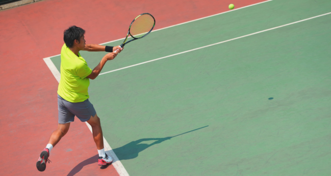 I colpi fondamentali del tennis: scopri diritto, rovescio, servizio e volée per migliorare il tuo gioco!