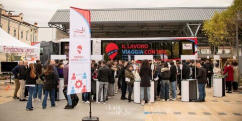 “Il lavoro viaggia con noi” arriva a Napoli: orientamento, sicurezza e legalità al centro della seconda edizione