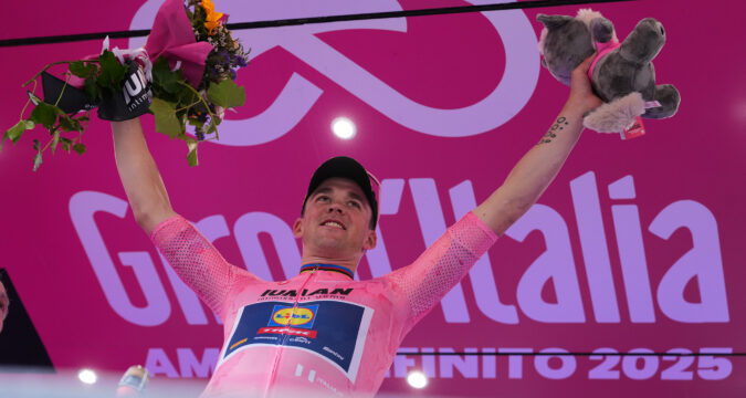 Giro d'Italia 2025: Pedersen domina a Matera e guarda a Napoli