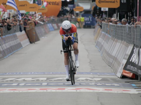 giro-ditalia-2025-hoole-trionfa-nella-lucca-pisa-itt