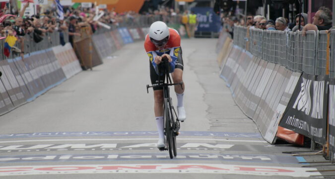 giro-ditalia-2025-hoole-trionfa-nella-lucca-pisa-itt
