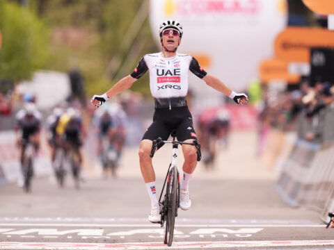 Giro d'Italia 2025: Ayuso trionfa a Tagliacozzo, Primož Roglič torna in Maglia Rosa