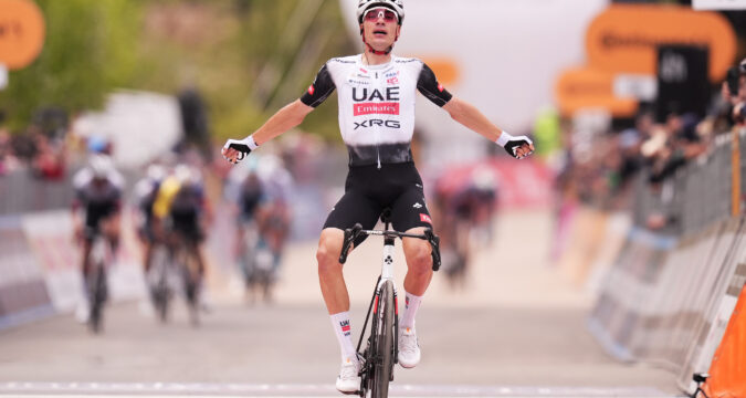 Giro d'Italia 2025: Ayuso trionfa a Tagliacozzo, Primož Roglič torna in Maglia Rosa
