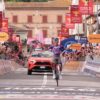 Giro d'Italia 2025: Plapp trionfa a Castelraimondo, Ulissi conquista la Maglia Rosa dopo quattro anni