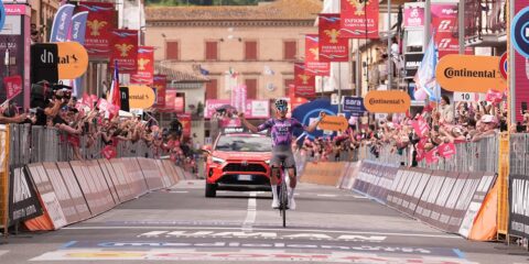 Giro d'Italia 2025: Plapp trionfa a Castelraimondo, Ulissi conquista la Maglia Rosa dopo quattro anni
