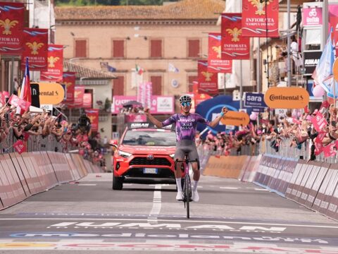 Giro d'Italia 2025: Plapp trionfa a Castelraimondo, Ulissi conquista la Maglia Rosa dopo quattro anni
