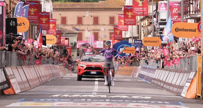 Giro d'Italia 2025: Plapp trionfa a Castelraimondo, Ulissi conquista la Maglia Rosa dopo quattro anni
