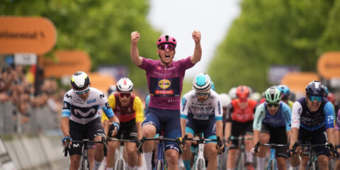 Giro d’Italia 2025: Mads Pedersen Riconquista la Maglia Rosa e Accende la Sfida in Italia