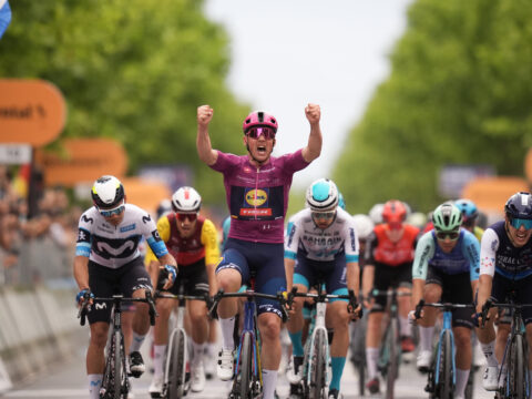 Giro d’Italia 2025: Mads Pedersen Riconquista la Maglia Rosa e Accende la Sfida in Italia