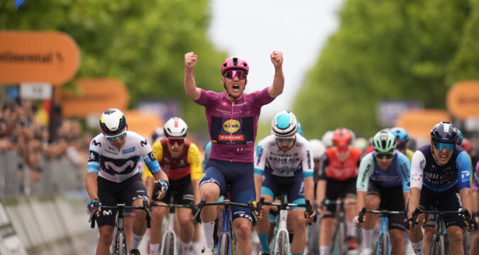 Giro d’Italia 2025: Mads Pedersen Riconquista la Maglia Rosa e Accende la Sfida in Italia